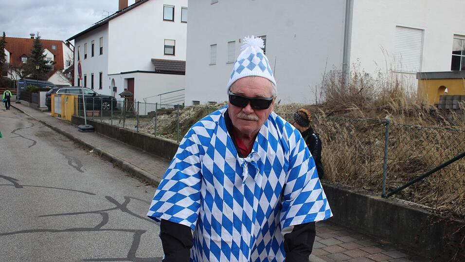 Viele Faschings-Fans haben sich am Samstag den Umzug in Langenbach angesehen. Viele Faschings-Fans haben sich am Samstag den Umzug in Langenbach angesehen.