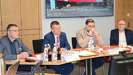 Vorstandsmitglied Erich Utz, Vorstandsvorsitzender Dieter Scholz, Kelheims B&uuml;rgermeister Christian Schweiger als Verwaltungsratsvorsitzender und Landrat Martin Neumeyer als sein Stellvertreter (v. l.) stellten die Bilanz der Kreissparkasse Kelheim f&uuml;r das Gesch&auml;ftsjahr 2025 vor.