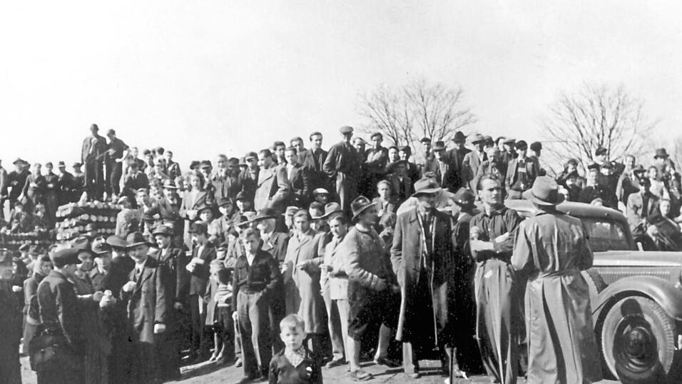 Vertriebene aus der Tschechoslowakei im Sommer 1946 nach ihrer Ankunft in der amerikanischen Zone. Bayern nahm viele Sudetendeutsche auf.