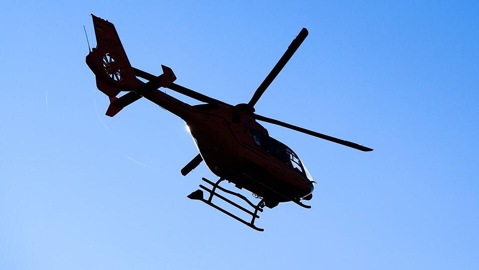 Die 77-jährige mutmaßliche Unfallverursacherin wurde mit dem Hubschrauber in eine Klinik geflogen. (Symbolbild) Die 77-jährige mutmaßliche Unfallverursacherin wurde mit dem Hubschrauber in eine Klinik geflogen. (Symbolbild)
