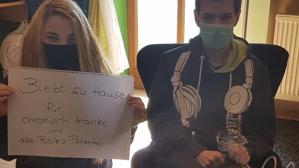 Die Geschwister Luna (17) und Leon (21) leiden an einer unheilbaren Lungenkrankheit. Das Coronavirus setzt die beiden einem enormen Risiko aus. Aber auch die Solidarität ihrer Mitmenschen würde schon helfen, sagt Mutter Tanja Braun-Reiß. Die Geschwister Luna (17) und Leon (21) leiden an einer unheilbaren Lungenkrankheit. Das Coronavirus setzt die beiden einem enormen Risiko aus. Aber auch die Solidarität ihrer Mitmenschen würde schon helfen, sagt Mutter Tanja Braun-Reiß.