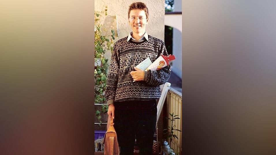 ...und 1988 an seinem ersten Tag dort als Referendar. 'Damals hatte ich keine Ahnung vom Leben, das sieht man auch, finde ich', sagt er lachend zu dem Bild. ...und 1988 an seinem ersten Tag dort als Referendar. 'Damals hatte ich keine Ahnung vom Leben, das sieht man auch, finde ich', sagt er lachend zu dem Bild.