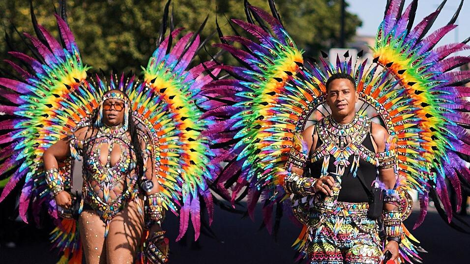 Beim Notting Hill Carnival gibt es bunte Kostüme, viel nackte Haut und karibische Rhythmen.