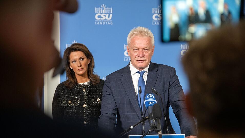 «Ich gehe davon aus, dass wir im Frühjahr kommenden Jahres mit dem Bundesjagdrecht auch durch den Bundesrat durch sein müssten», sagte Rainer. «Ich gehe davon aus, dass wir im Frühjahr kommenden Jahres mit dem Bundesjagdrecht auch durch den Bundesrat durch sein müssten», sagte Rainer.