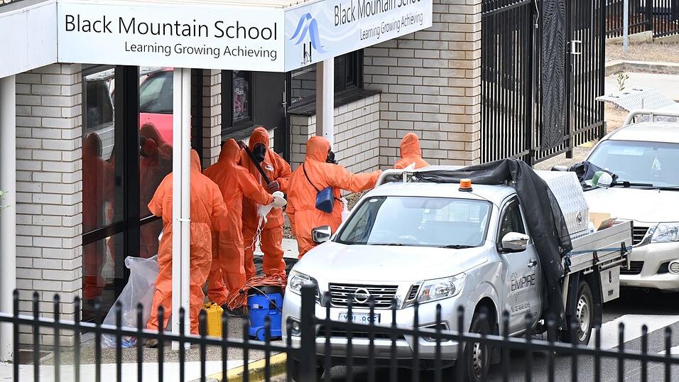 In Schutzanzügen wurden die Schulen gesäubert und der Sand entsorgt. In Schutzanzügen wurden die Schulen gesäubert und der Sand entsorgt.