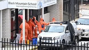 In Schutzanzügen wurden die Schulen gesäubert und der Sand entsorgt. In Schutzanzügen wurden die Schulen gesäubert und der Sand entsorgt.