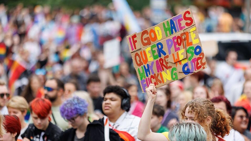 Die Grünen fordern endlich einen queeren Aktionsplan für Bayern. (Archivbild) Die Grünen fordern endlich einen queeren Aktionsplan für Bayern. (Archivbild)
