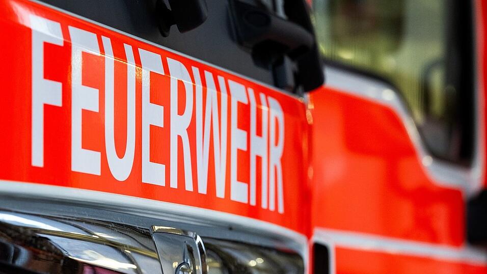 Mehr als sieben Stunden waren Feuerwehrleute auf der Bundesstra&szlig;e zugange. (Symbolbild)