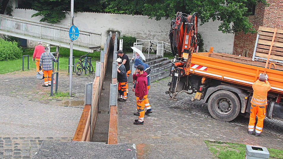 Mitarbeiter des Bauhofs bauten am Montagvormittag einen Balkenverschluss bei der Stadtbibliothek auf. Weil dazu ein Teil der Treppe in die Stadtbibliothek abgebaut werden musste, ist sie derzeit nicht mehr erreichbar. Mitarbeiter des Bauhofs bauten am Montagvormittag einen Balkenverschluss bei der Stadtbibliothek auf. Weil dazu ein Teil der Treppe in die Stadtbibliothek abgebaut werden musste, ist sie derzeit nicht mehr erreichbar.