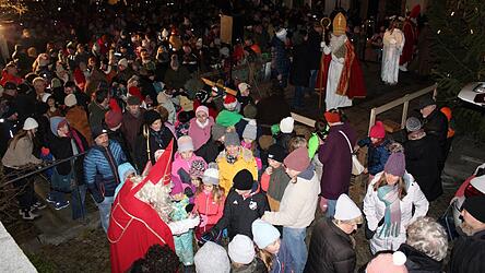 Dicht umringt wurden Nikolaus und Krampus bei der Verteilung der Päckchen.