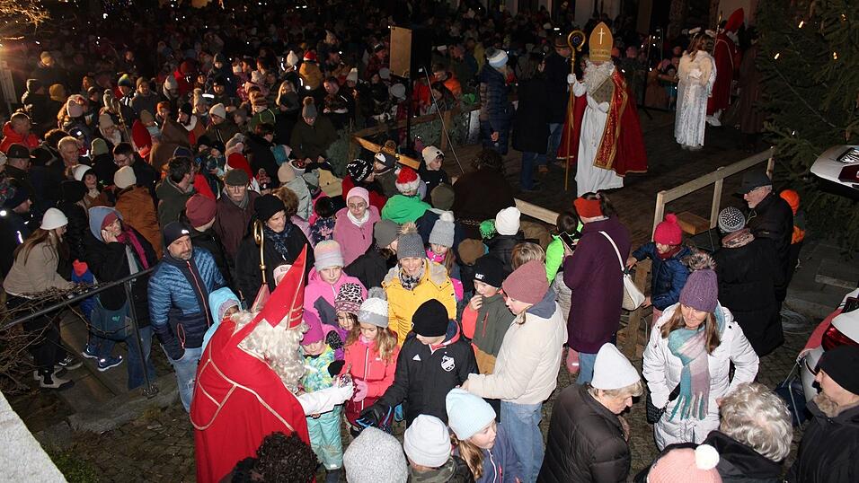 Dicht umringt wurden Nikolaus und Krampus bei der Verteilung der Päckchen.