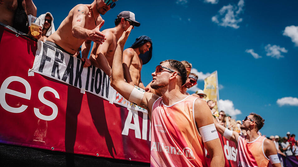 Abklatschen mit den Fans: Benedikt (links) und Jonas Sagstetter lieferten im Rahmen der „German-Beach-Tour“ beim Turnier in München eine sehr ordentliche EM-Generalprobe ab - und bedankten sich unter weiß-blauem Himmel für die prima Unterstützung von der Tribüne. Abklatschen mit den Fans: Benedikt (links) und Jonas Sagstetter lieferten im Rahmen der „German-Beach-Tour“ beim Turnier in München eine sehr ordentliche EM-Generalprobe ab - und bedankten sich unter weiß-blauem Himmel für die prima Unterstützung von der Tribüne.