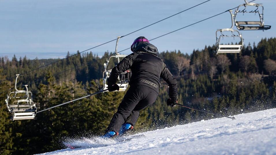 Skivergnügen in Thüringen - am Samstag sind dort wieder alle Skigebiete geöffnet. Skivergnügen in Thüringen - am Samstag sind dort wieder alle Skigebiete geöffnet.