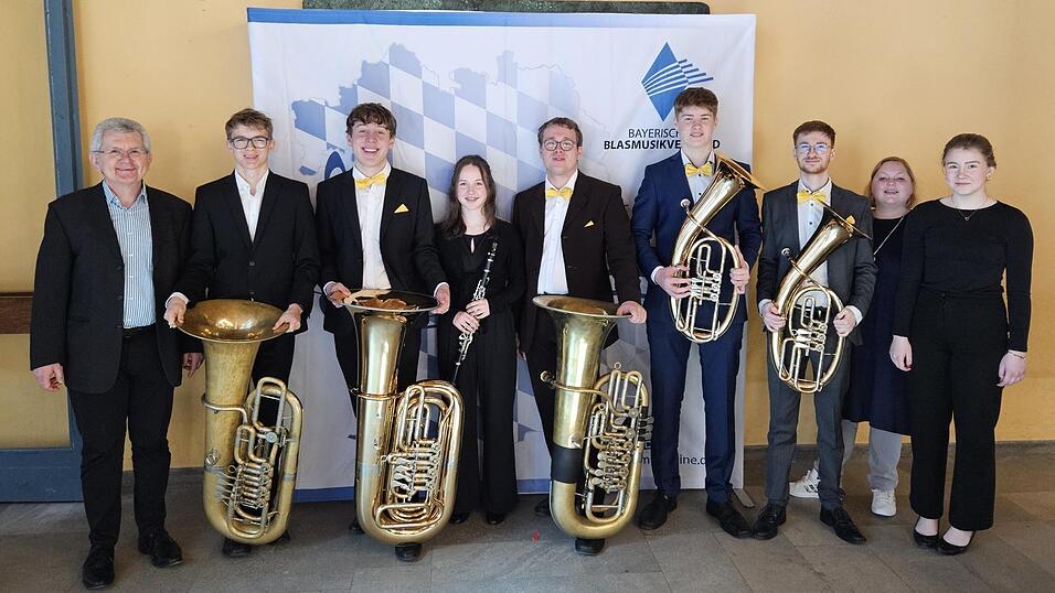 Alle Landauer Teilnehmer mit Musikschulleiter Heinrich Troiber, Lehrkraft Johanna Baumann und Klavierbegleiterin Veronika Troiber.