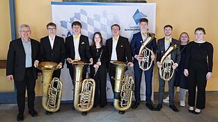 Alle Landauer Teilnehmer mit Musikschulleiter Heinrich Troiber, Lehrkraft Johanna Baumann und Klavierbegleiterin Veronika Troiber.