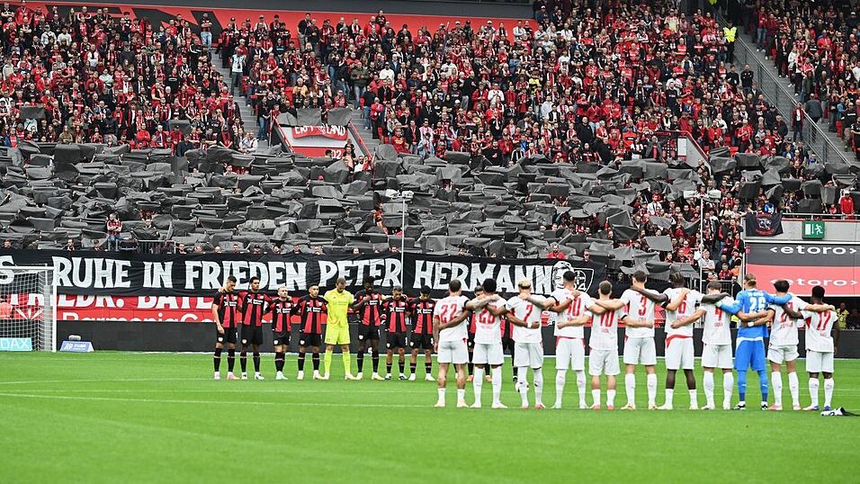 Die Spieler von Bayer Leverkusen und RB Leipzig gedachten Peter Hermann vor der Partie mit einer Schweigeminute.