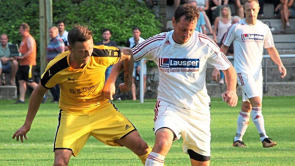 Petr Dlesk (am Ball) und Rudi Spörl (im Hintergrund, rechts) waren 18 beziehungsweise 14 Jahre für die DJK Arnschwang aktiv. Petr Dlesk (am Ball) und Rudi Spörl (im Hintergrund, rechts) waren 18 beziehungsweise 14 Jahre für die DJK Arnschwang aktiv.