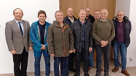 Der Feldgeschworenenobmann Josef Spanner (5. v. l.) mit Vermessungsrat Thomas Kopp und Bürgermeister Christian Hirtreiter und den Feldgeschworenen der Gemeinde Straßkirchen (v. r.) Rupert Bugl, Reinhard Kaiser, Gerhard Englram, Josef Hofeneder, Heribert Prebeck und dem stellvertretenden Feldgeschworenenobmann Norbert Kiendl