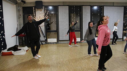 Es sieht leichter aus, als es ist; Patrick Vo&szlig; bereitet die Frauen auf das Linedance-Festival vor.