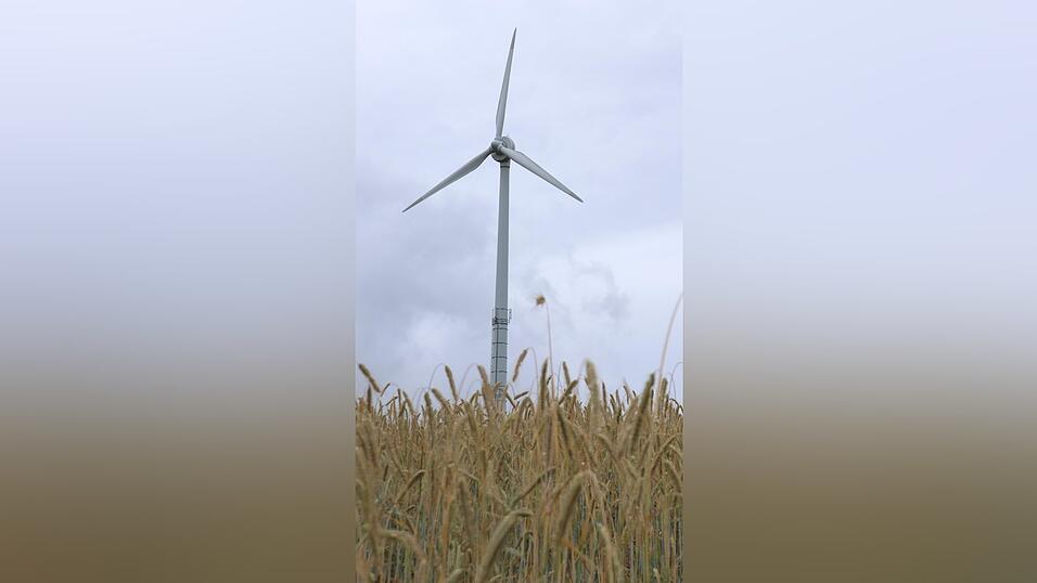 Nach dem Aus f&uuml;r die Regionalwerke halten die Gemeinden Schorndorf und Michelsneukirchen weiterhin am Windpark mit drei Anlagen fest. Die Kalsinger Dorfgemeinschaft zeigt sich dar&uuml;ber best&uuml;rzt wie ver&auml;rgert und fordert, dass sich die Michelsneukirchener B&uuml;rger intensiver mit dem Thema auseinandersetzen.