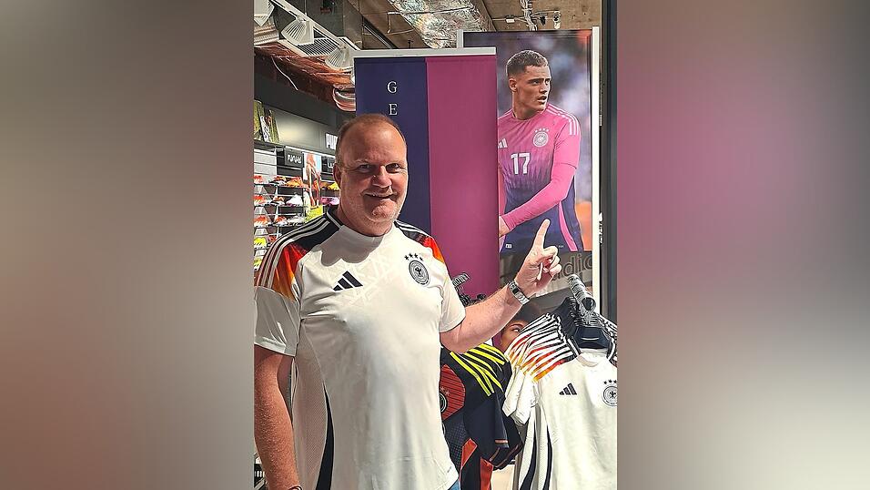 Pink und Rückennummer 17: Das Auswärtstrikot von Florian Wirtz ist im 11teamsports in Cham gefragt. Um einiges mehr, als das weiße Heimtrikot der deutschen Nationalkicker, welches Mitarbeiter Markus Nachreiner trägt. Pink und Rückennummer 17: Das Auswärtstrikot von Florian Wirtz ist im 11teamsports in Cham gefragt. Um einiges mehr, als das weiße Heimtrikot der deutschen Nationalkicker, welches Mitarbeiter Markus Nachreiner trägt.