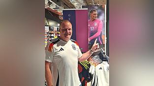 Pink und Rückennummer 17: Das Auswärtstrikot von Florian Wirtz ist im 11teamsports in Cham gefragt. Um einiges mehr, als das weiße Heimtrikot der deutschen Nationalkicker, welches Mitarbeiter Markus Nachreiner trägt.