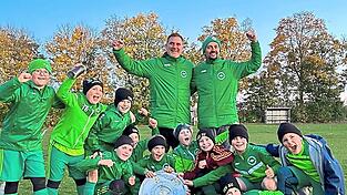 Sind stolz auf ihren Meistertitel: Mathias Mistrik, Konstantin Gantner, Jonathan Ricks, Felix Kleinwegener, Raphael Lechner, Emilia Redl, Maxi Genthe, Leander Stanglmair, Mathias Penger, Maxi Fischalek, Mila Anic (liegend), dahinter die Trainer Stefan Kleinwegener und Karl-Heinz Lechner. Sind stolz auf ihren Meistertitel: Mathias Mistrik, Konstantin Gantner, Jonathan Ricks, Felix Kleinwegener, Raphael Lechner, Emilia Redl, Maxi Genthe, Leander Stanglmair, Mathias Penger, Maxi Fischalek, Mila Anic (liegend), dahinter die Trainer Stefan Kleinwegener und Karl-Heinz Lechner.