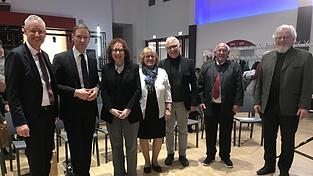 Setzen sich mit Nachdruck f&uuml;r Dialog, Verst&auml;ndnis und die Menschenw&uuml;rde ein (v.l.): Oberb&uuml;rgermeister Markus Pannermayr, Regierungspr&auml;sident Rainer Haselbeck, Anna Zisler, stellvertretende Landr&auml;tin Martha Altweck-Gl&ouml;bl, B&uuml;rgermeister Dr. Albert Solleder, B&uuml;rgermeister Werner Sch&auml;fer und Hasso von Winning.