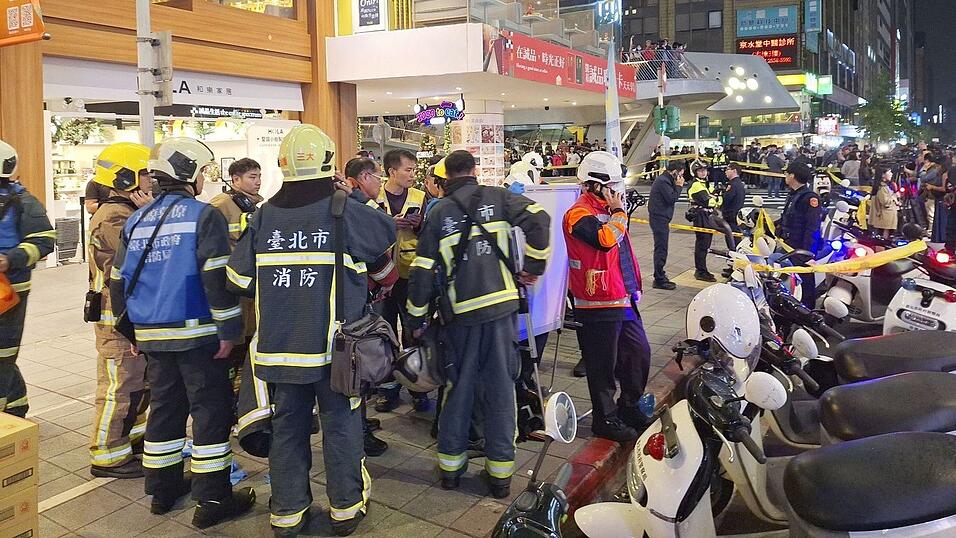 Mitten in Taipeh hat ein Mann mit Rauchgranaten und einem Messer Menschen angegriffen. Mitten in Taipeh hat ein Mann mit Rauchgranaten und einem Messer Menschen angegriffen.