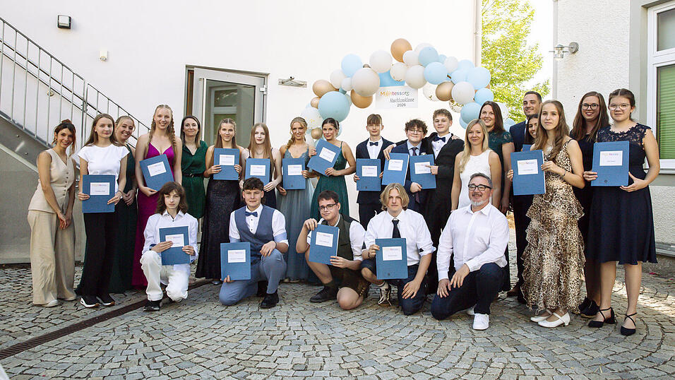 19 Jugendliche freuten sich über ihren Schulabschluss. 19 Jugendliche freuten sich über ihren Schulabschluss.