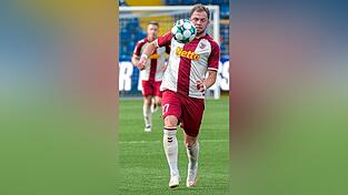Zum Duell der Drittliga-Torjäger kommt es am Samstag im Jahn-Stadion: Regensburgs Lucas Hermes (drei Treffer/Bild) und Duisburgs Lex-Tyger Lobinger (vier) treffen aufeinander. Zum Duell der Drittliga-Torjäger kommt es am Samstag im Jahn-Stadion: Regensburgs Lucas Hermes (drei Treffer/Bild) und Duisburgs Lex-Tyger Lobinger (vier) treffen aufeinander.