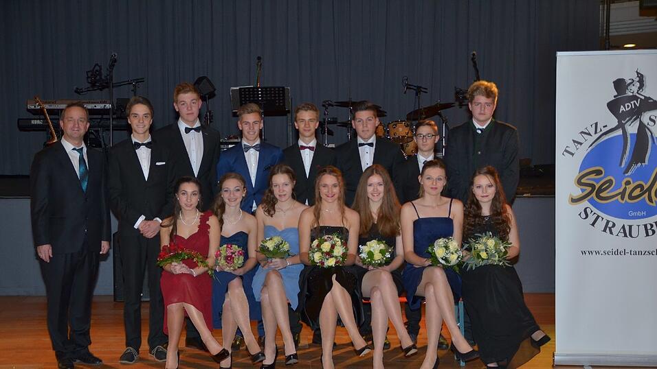 Die Bilder vom Abschlussball der Tanzschule Seidel in der Fraunhofer-Halle am 28. November. Die Bilder vom Abschlussball der Tanzschule Seidel in der Fraunhofer-Halle am 28. November.