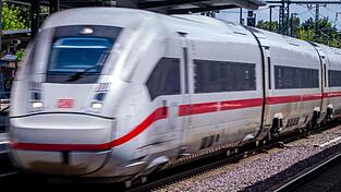 Technisches Problem: Rund 400 ICE-Passagiere müssen stundenlang in Tunnel ausharren. (Symbolbild)