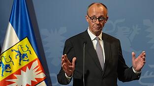 Merz äußert sich in Husum deutlich zum Thema Abschiebungen nach Syrien.