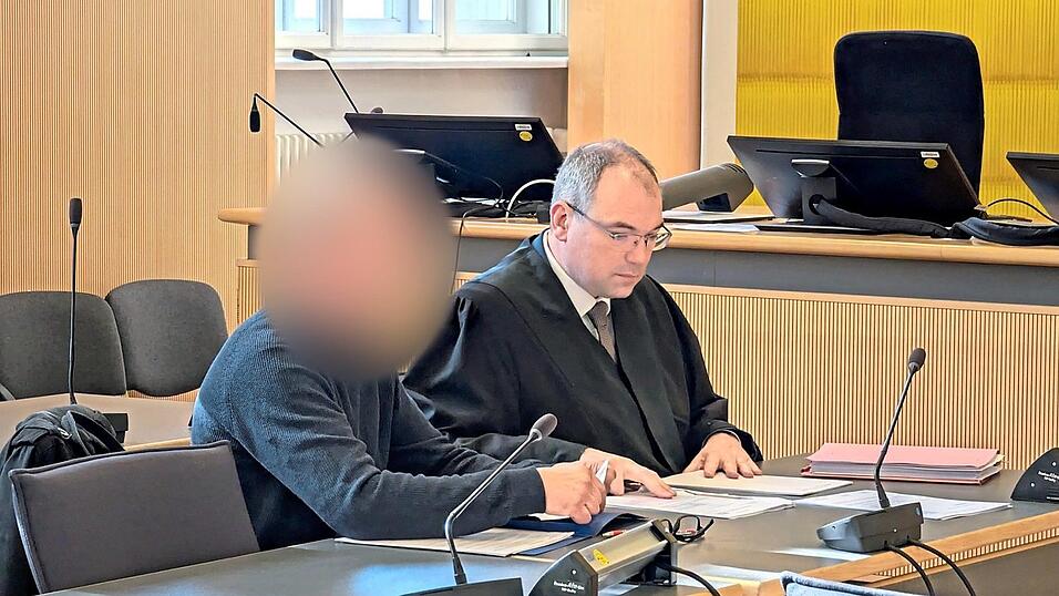 Strafverteidiger Andreas L&ouml;sche mit seinem Mandanten