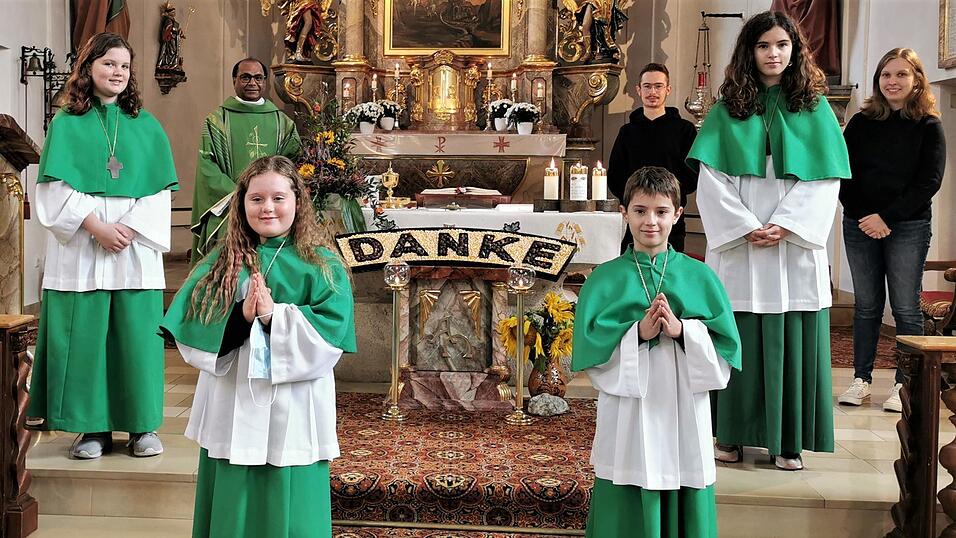 Pfarrer Joseph Kata mit den neu aufgenommenen Ministranten (vorne), deren Geschwistern sowie den Oberministranten Julia und Sebastian.