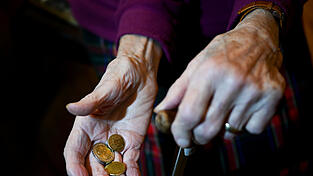 563 Euro beträgt das Bürgergeld seit diesem Jahr. Weil ihnen das Geld nicht ausreicht, sind auch in Landshut Sozialhilfeempfänger auf die Tafel angewiesen. 563 Euro beträgt das Bürgergeld seit diesem Jahr. Weil ihnen das Geld nicht ausreicht, sind auch in Landshut Sozialhilfeempfänger auf die Tafel angewiesen.