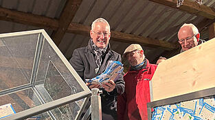 Glückliche Gesichter bei der Endauslosung des Straubinger Adventskalenders. Vor der großen Ziehung mussten von OB Markus Pannermayr erst einmal die Tageslose in die große Lostrommel umsortiert werden. Glückliche Gesichter bei der Endauslosung des Straubinger Adventskalenders. Vor der großen Ziehung mussten von OB Markus Pannermayr erst einmal die Tageslose in die große Lostrommel umsortiert werden.