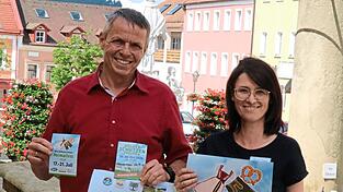 Informierten über den Ablauf des Oberpfälzer Böllerschützentreffens in Waldmünchen: Trenckvereinsvorsitzender Martin Frank und Manuela Schmidt, die Leiterin der Tourist-Info.