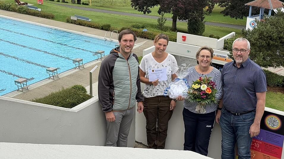 Dauerschwimmerin Martina Wühr wurde zur 50.000sten Besucherin diese Saison gekürt.