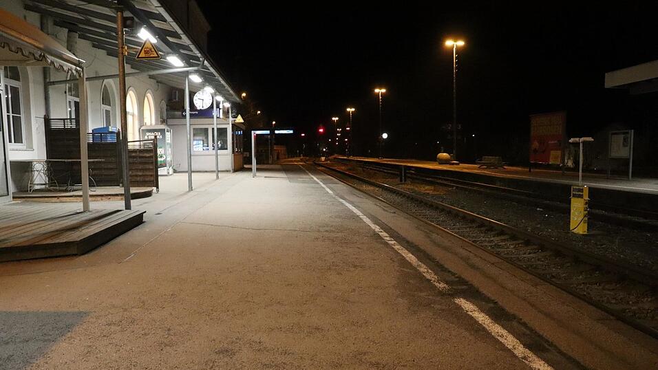 Nach einem Drohanruf hat die Bundespolizei den Bahnsteig ger&auml;umt und den Zugverkehr Richtung Kreisstadt unterbrochen.