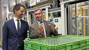 Ministerpräsident Markus Söder begutachtet mit BMW-Produktionsvorstand Raymond Wittmann die Batteriezellen, die im neuen Werk zu Hochvoltbatterien montiert werden. Ministerpräsident Markus Söder begutachtet mit BMW-Produktionsvorstand Raymond Wittmann die Batteriezellen, die im neuen Werk zu Hochvoltbatterien montiert werden.
