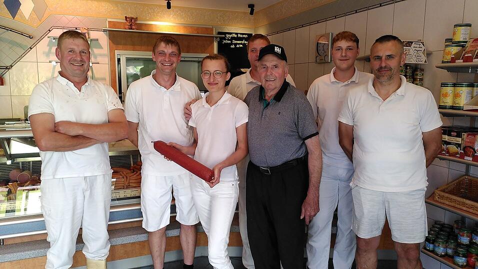 Gruppenbild mit Frau: Das Team der Metzgerei Meier in Schönthal ist stolz auf seine Cayenne. Vor allem die beiden Chefs Karl (Dritter von rechts) und Josef Meier (Zweiter von links). Gruppenbild mit Frau: Das Team der Metzgerei Meier in Schönthal ist stolz auf seine Cayenne. Vor allem die beiden Chefs Karl (Dritter von rechts) und Josef Meier (Zweiter von links).