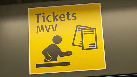 MVV-Tickets bekommen Reisende im Raum Landshut an Verkaufsstellen und Automaten in gedruckter Form - oder digital in der App.