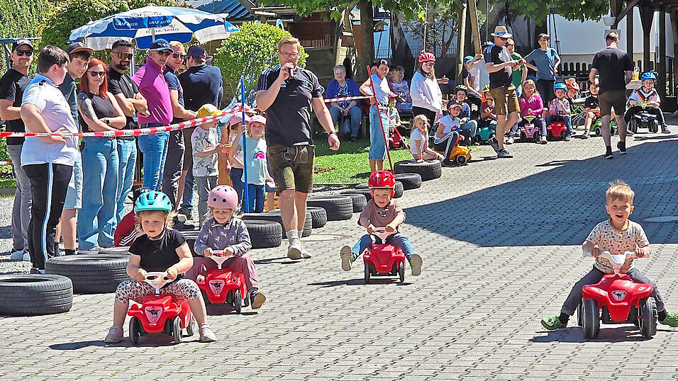 Mit gro&szlig;em Einsatz auf dem Bobbycar den Parcours umrundet.