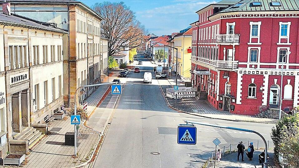 Blick auf den Abschnitt der Bahnhofstra&szlig;e, in dem die Gehsteige erneuert werden. Die Parkpl&auml;tze rechts werden k&uuml;nftig parallel zur Stra&szlig;e angeordnet.