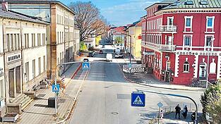 Blick auf den Abschnitt der Bahnhofstra&szlig;e, in dem die Gehsteige erneuert werden. Die Parkpl&auml;tze rechts werden k&uuml;nftig parallel zur Stra&szlig;e angeordnet.