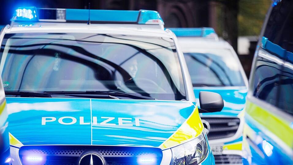 Die Polizei fand bei den Durchsuchungen mehrere tausend Euro Bargeld. (Symbolbild)