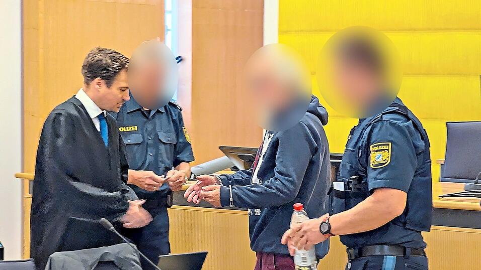 Der schuldunfähige 65-Jährige könnte, wenn er entsprechende Therapieerfolge macht, einmal in eine betreute Unterkunft kommen, stellte das Gericht in Aussicht, „aber da sind wir noch lange nicht so weit.“ Der schuldunfähige 65-Jährige könnte, wenn er entsprechende Therapieerfolge macht, einmal in eine betreute Unterkunft kommen, stellte das Gericht in Aussicht, „aber da sind wir noch lange nicht so weit.“