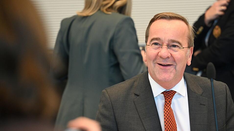 Der fröhliche Eindruck täuscht: In der SPD-Fraktionssitzung gab es von Verteidigungsminister Boris Pistorius sehr kritische Töne zum Wehrdienstvorschlag der Union. Der fröhliche Eindruck täuscht: In der SPD-Fraktionssitzung gab es von Verteidigungsminister Boris Pistorius sehr kritische Töne zum Wehrdienstvorschlag der Union.